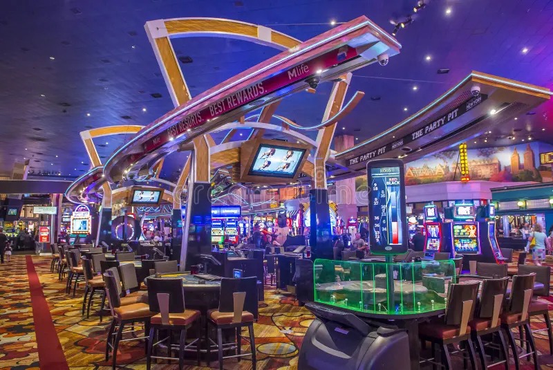Den moderne inngangen til Ironridgepath restaurant og casino med resepsjon